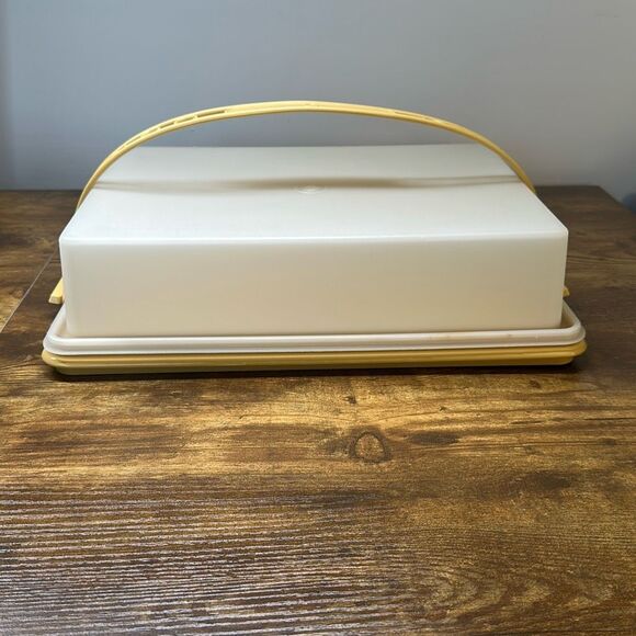 Vintage Tupperware Sheet Cake Carrier Holder Harvest Gold Handle Rectangular - Picture 1 of 10